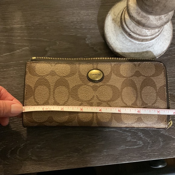 Authentic  Signature Coach Wallet NWOT - Picture 7 of 10